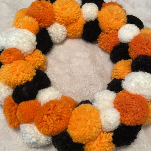 Halloween pompom wreath NWT - Picture 2 of 8